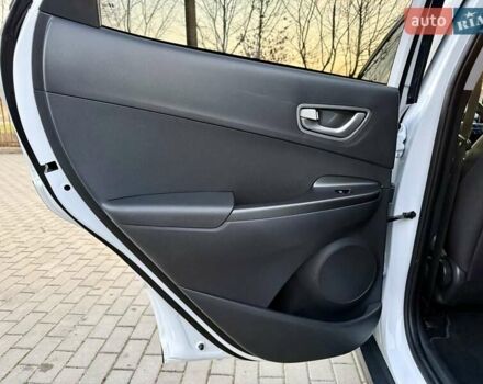 Белый Хендай Kona Electric, объемом двигателя 0 л и пробегом 78 тыс. км за 17250 $, фото 85 на Automoto.ua