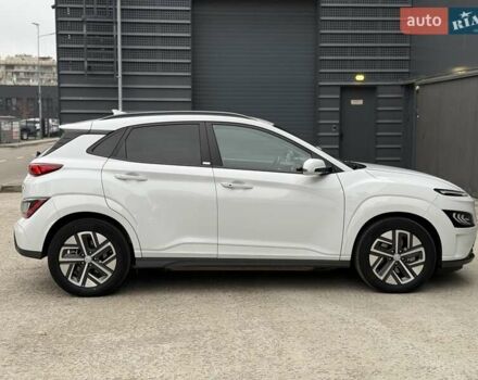 Белый Хендай Kona Electric, объемом двигателя 0 л и пробегом 64 тыс. км за 21499 $, фото 12 на Automoto.ua