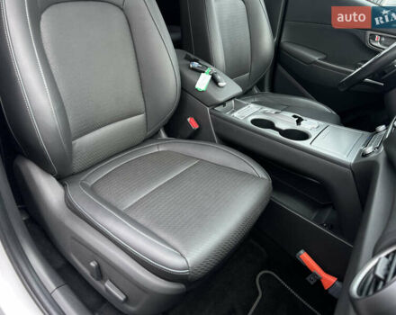 Белый Хендай Kona Electric, объемом двигателя 0 л и пробегом 111 тыс. км за 18570 $, фото 52 на Automoto.ua