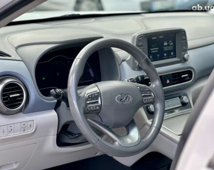 Белый Хендай Kona Electric, объемом двигателя 0 л и пробегом 149 тыс. км за 15350 $, фото 12 на Automoto.ua