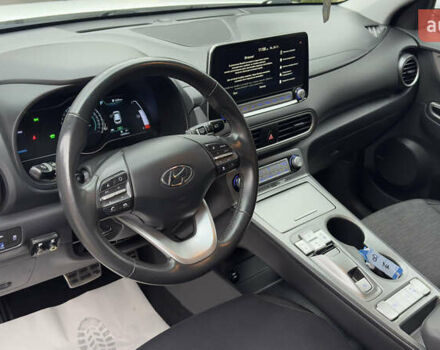 Белый Хендай Kona Electric, объемом двигателя 0 л и пробегом 124 тыс. км за 17494 $, фото 83 на Automoto.ua