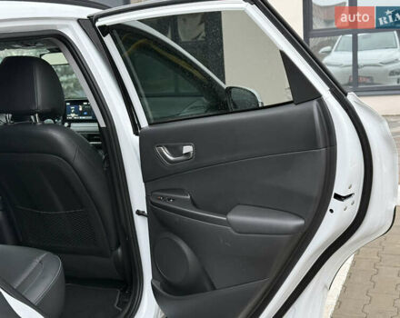Белый Хендай Kona Electric, объемом двигателя 0 л и пробегом 98 тыс. км за 18999 $, фото 32 на Automoto.ua