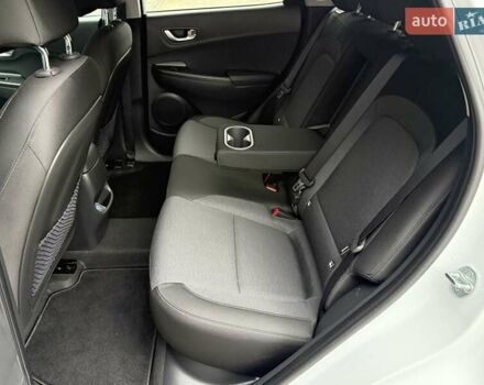 Белый Хендай Kona Electric, объемом двигателя 0 л и пробегом 64 тыс. км за 21499 $, фото 67 на Automoto.ua