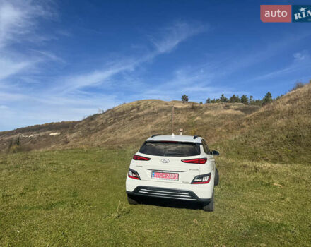 Белый Хендай Kona Electric, объемом двигателя 0 л и пробегом 101 тыс. км за 19800 $, фото 8 на Automoto.ua