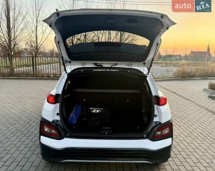 Белый Хендай Kona Electric, объемом двигателя 0 л и пробегом 78 тыс. км за 17250 $, фото 95 на Automoto.ua