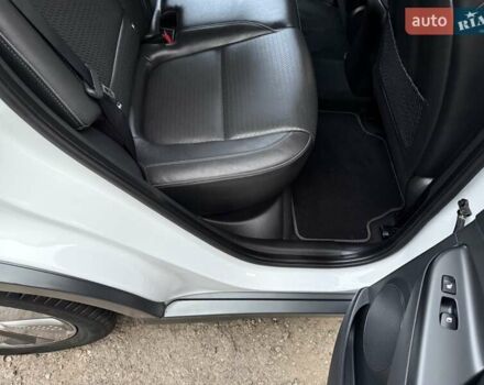 Белый Хендай Kona Electric, объемом двигателя 0 л и пробегом 92 тыс. км за 17950 $, фото 63 на Automoto.ua