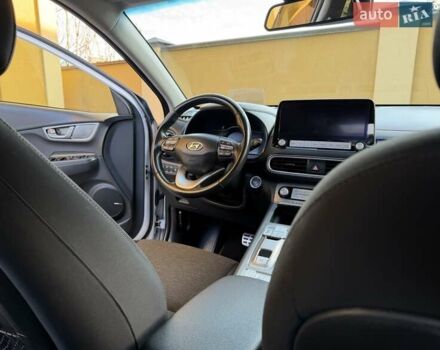 Білий Хендай Kona Electric, об'ємом двигуна 0 л та пробігом 64 тис. км за 16950 $, фото 73 на Automoto.ua