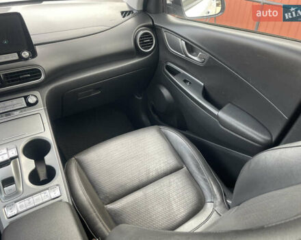 Белый Хендай Kona Electric, объемом двигателя 0 л и пробегом 117 тыс. км за 16500 $, фото 31 на Automoto.ua