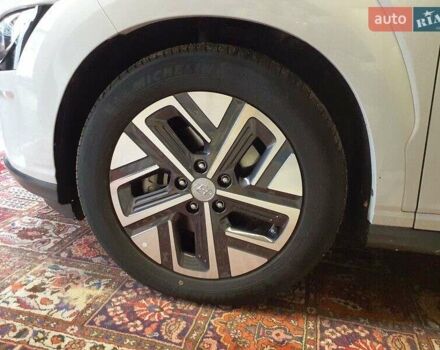 Белый Хендай Kona Electric, объемом двигателя 0 л и пробегом 64 тыс. км за 21499 $, фото 108 на Automoto.ua