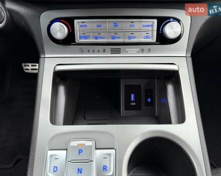 Белый Хендай Kona Electric, объемом двигателя 0 л и пробегом 64 тыс. км за 21499 $, фото 56 на Automoto.ua
