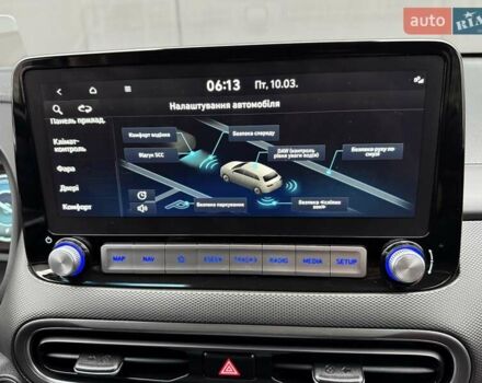 Белый Хендай Kona Electric, объемом двигателя 0 л и пробегом 64 тыс. км за 21499 $, фото 99 на Automoto.ua