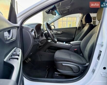 Белый Хендай Kona Electric, объемом двигателя 0 л и пробегом 78 тыс. км за 17250 $, фото 42 на Automoto.ua