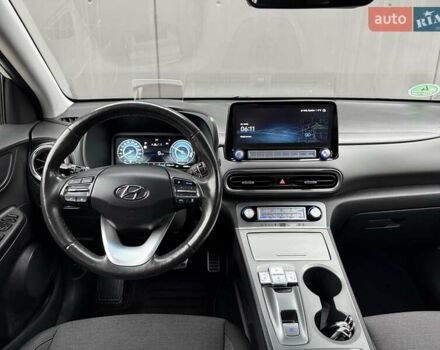 Белый Хендай Kona Electric, объемом двигателя 0 л и пробегом 64 тыс. км за 21499 $, фото 46 на Automoto.ua