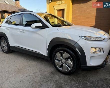 Білий Хендай Kona Electric, об'ємом двигуна 0 л та пробігом 64 тис. км за 16950 $, фото 10 на Automoto.ua