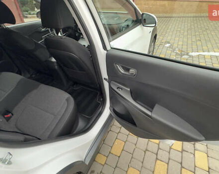 Белый Хендай Kona Electric, объемом двигателя 0 л и пробегом 124 тыс. км за 17494 $, фото 57 на Automoto.ua