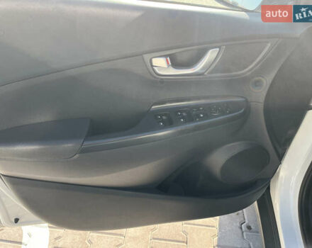 Белый Хендай Kona Electric, объемом двигателя 0 л и пробегом 51 тыс. км за 16999 $, фото 12 на Automoto.ua