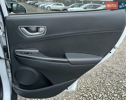 Білий Хендай Kona Electric, об'ємом двигуна 0 л та пробігом 70 тис. км за 19828 $, фото 45 на Automoto.ua