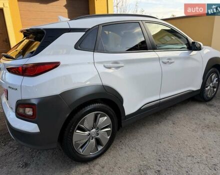 Білий Хендай Kona Electric, об'ємом двигуна 0 л та пробігом 64 тис. км за 16950 $, фото 8 на Automoto.ua