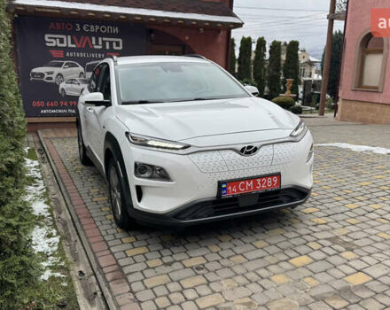 Белый Хендай Kona Electric, объемом двигателя 0 л и пробегом 124 тыс. км за 17494 $, фото 1 на Automoto.ua