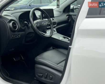 Белый Хендай Kona Electric, объемом двигателя 0 л и пробегом 111 тыс. км за 18570 $, фото 28 на Automoto.ua