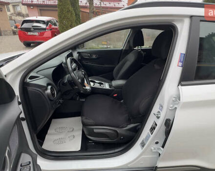 Белый Хендай Kona Electric, объемом двигателя 0 л и пробегом 124 тыс. км за 17494 $, фото 26 на Automoto.ua