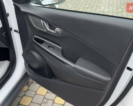 Белый Хендай Kona Electric, объемом двигателя 0 л и пробегом 124 тыс. км за 17494 $, фото 37 на Automoto.ua