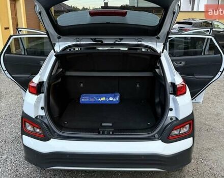 Белый Хендай Kona Electric, объемом двигателя 0 л и пробегом 92 тыс. км за 17950 $, фото 62 на Automoto.ua