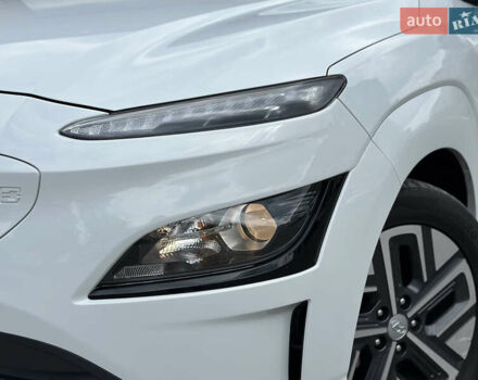 Білий Хендай Kona Electric, об'ємом двигуна 0 л та пробігом 93 тис. км за 18900 $, фото 5 на Automoto.ua