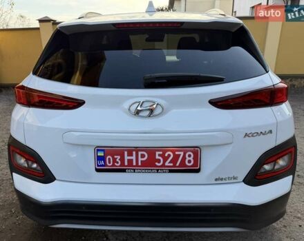 Білий Хендай Kona Electric, об'ємом двигуна 0 л та пробігом 64 тис. км за 16950 $, фото 7 на Automoto.ua