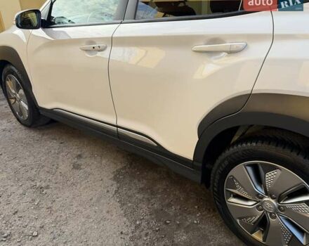 Білий Хендай Kona Electric, об'ємом двигуна 0 л та пробігом 64 тис. км за 16950 $, фото 45 на Automoto.ua