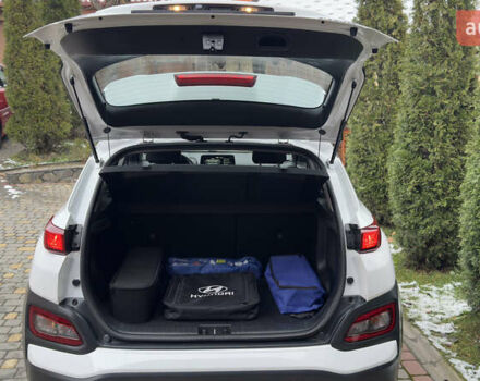 Белый Хендай Kona Electric, объемом двигателя 0 л и пробегом 124 тыс. км за 17494 $, фото 77 на Automoto.ua