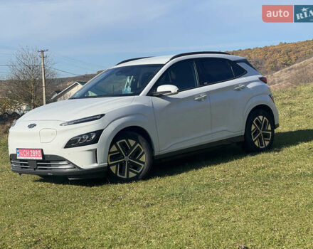 Белый Хендай Kona Electric, объемом двигателя 0 л и пробегом 101 тыс. км за 19800 $, фото 2 на Automoto.ua