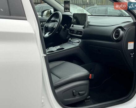 Белый Хендай Kona Electric, объемом двигателя 0 л и пробегом 111 тыс. км за 18570 $, фото 49 на Automoto.ua