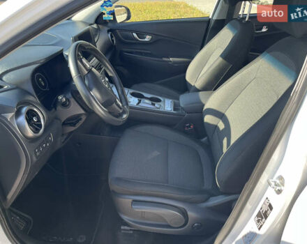 Белый Хендай Kona Electric, объемом двигателя 0 л и пробегом 51 тыс. км за 16999 $, фото 6 на Automoto.ua