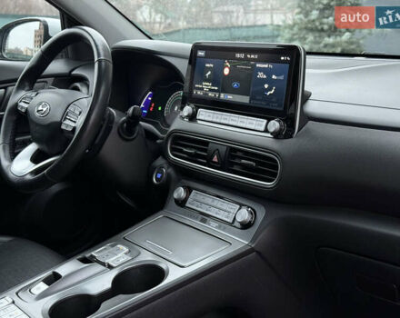 Белый Хендай Kona Electric, объемом двигателя 0 л и пробегом 98 тыс. км за 18999 $, фото 27 на Automoto.ua