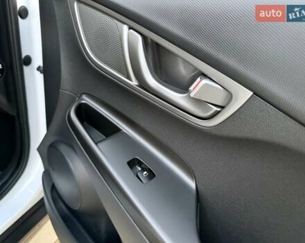 Белый Хендай Kona Electric, объемом двигателя 0 л и пробегом 78 тыс. км за 17250 $, фото 67 на Automoto.ua