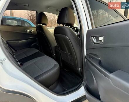 Белый Хендай Kona Electric, объемом двигателя 0 л и пробегом 78 тыс. км за 17250 $, фото 80 на Automoto.ua