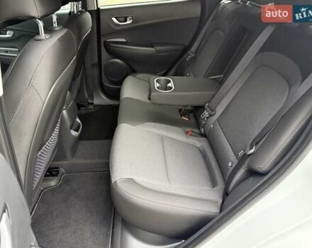 Белый Хендай Kona Electric, объемом двигателя 0 л и пробегом 64 тыс. км за 21499 $, фото 65 на Automoto.ua