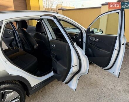 Білий Хендай Kona Electric, об'ємом двигуна 0 л та пробігом 64 тис. км за 16950 $, фото 70 на Automoto.ua