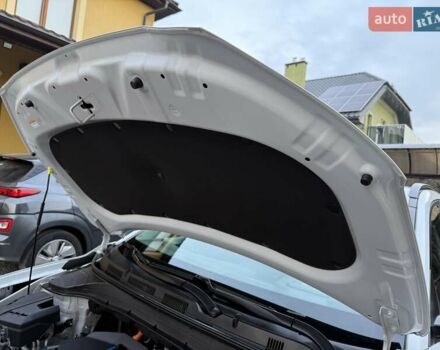 Белый Хендай Kona Electric, объемом двигателя 0 л и пробегом 92 тыс. км за 17950 $, фото 44 на Automoto.ua