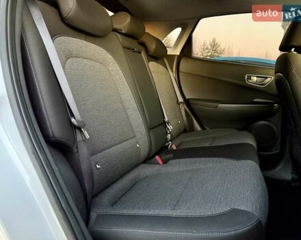 Белый Хендай Kona Electric, объемом двигателя 0 л и пробегом 78 тыс. км за 17250 $, фото 82 на Automoto.ua