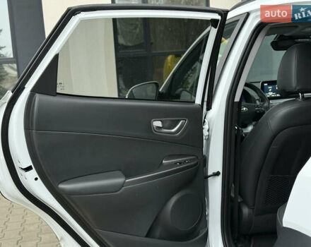 Белый Хендай Kona Electric, объемом двигателя 0 л и пробегом 98 тыс. км за 18999 $, фото 28 на Automoto.ua