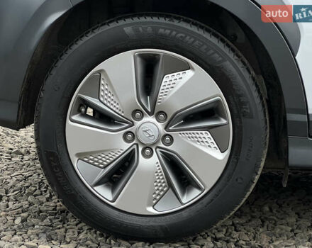 Білий Хендай Kona Electric, об'ємом двигуна 0 л та пробігом 70 тис. км за 19828 $, фото 15 на Automoto.ua