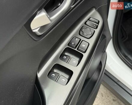 Белый Хендай Kona Electric, объемом двигателя 0 л и пробегом 64 тыс. км за 21499 $, фото 41 на Automoto.ua