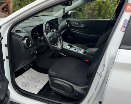 Белый Хендай Kona Electric, объемом двигателя 0 л и пробегом 124 тыс. км за 17494 $, фото 81 на Automoto.ua