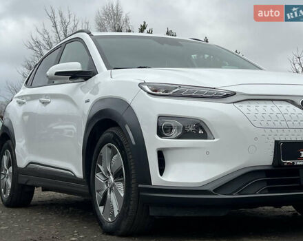 Белый Хендай Kona Electric, объемом двигателя 0 л и пробегом 111 тыс. км за 18570 $, фото 9 на Automoto.ua
