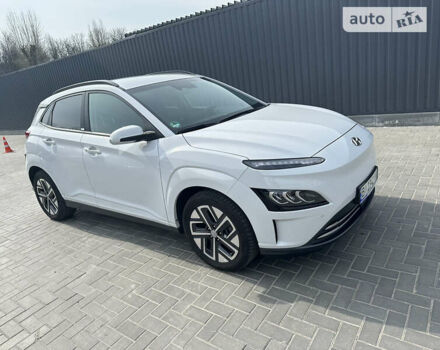 Белый Хендай Kona Electric, объемом двигателя 0 л и пробегом 52 тыс. км за 23400 $, фото 2 на Automoto.ua