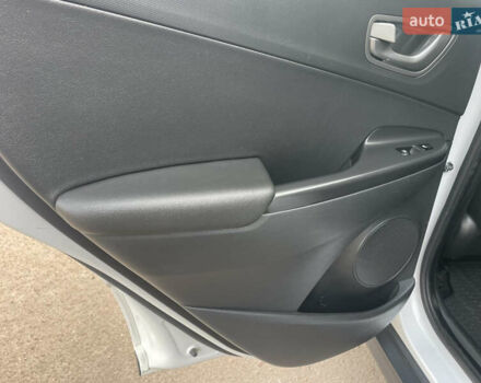 Белый Хендай Kona Electric, объемом двигателя 0 л и пробегом 117 тыс. км за 16500 $, фото 15 на Automoto.ua