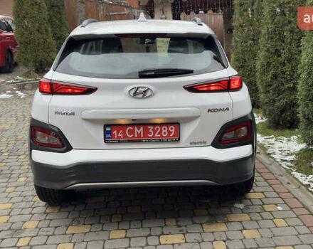 Белый Хендай Kona Electric, объемом двигателя 0 л и пробегом 124 тыс. км за 17494 $, фото 3 на Automoto.ua