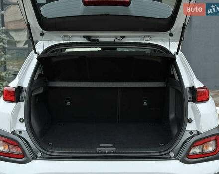 Белый Хендай Kona Electric, объемом двигателя 0 л и пробегом 98 тыс. км за 18999 $, фото 51 на Automoto.ua